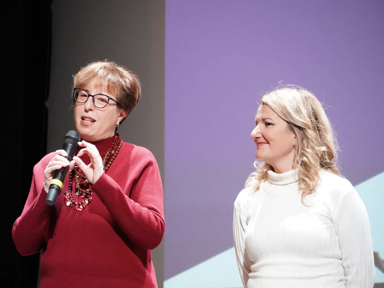 Foto dello Spettacolo teatrale “Un posto in più” a cura del Centro Servizi Famiglie quartiere Libertà Bari per la regia di Abra Lupori - Meeting del Volontariato 2025 "Il Coraggio della Speranza" 14 Dicembre 2025 ore 11:00